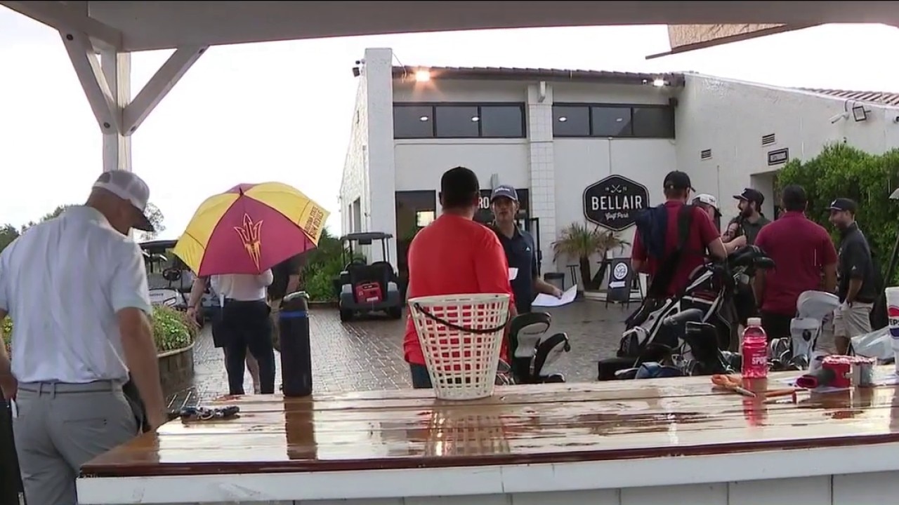 Golfers hit the links in Glendale for a good cause