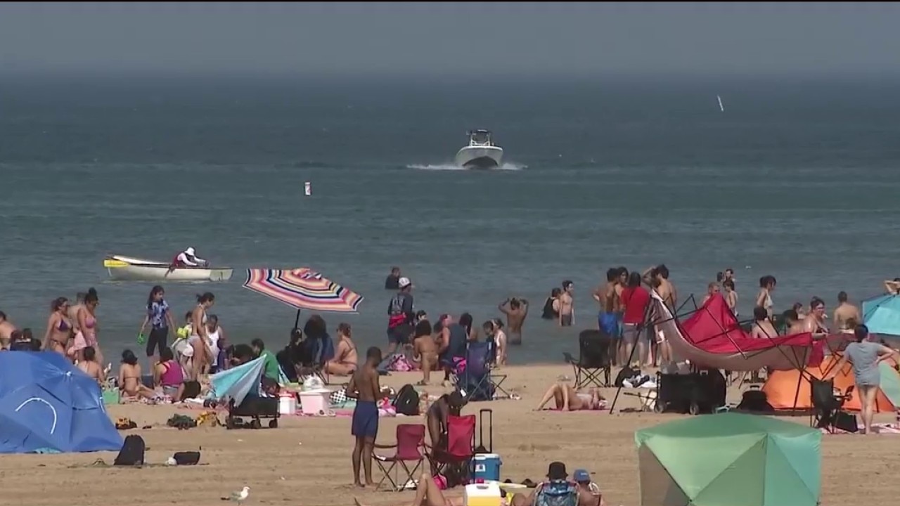 Chicago crowds head to the beach amid dangerous heat wave