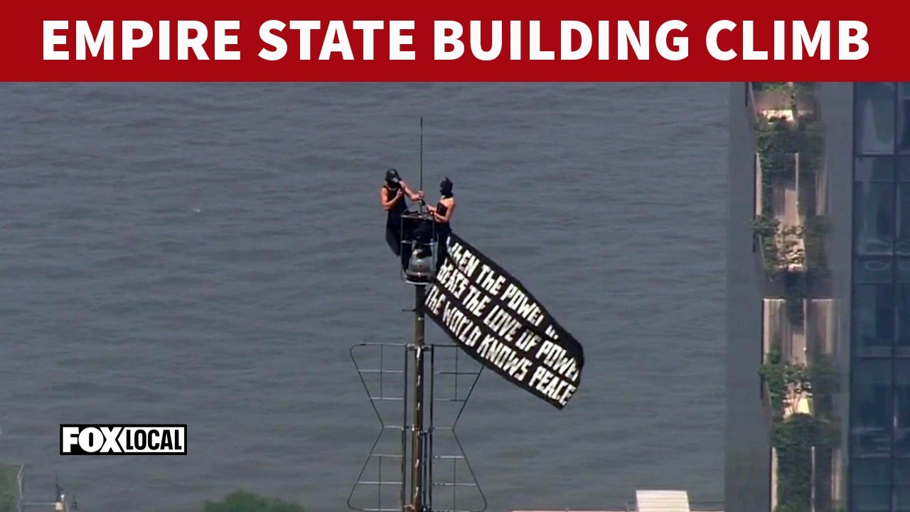 2 in custody after raising flag, proposing at top of Empire State Building spire