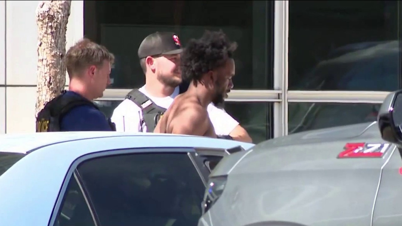Man arrested outside Phoenix federal courthouse