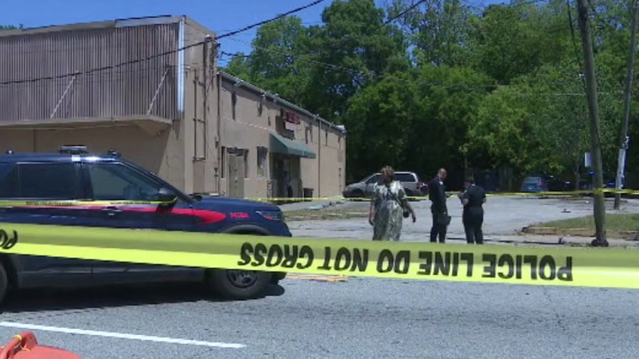 Police investigate shooting at SE Atlanta convenience store