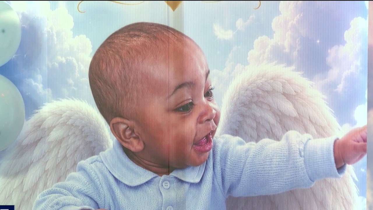 Mom charged in son's hot car death has private visit before funeral
