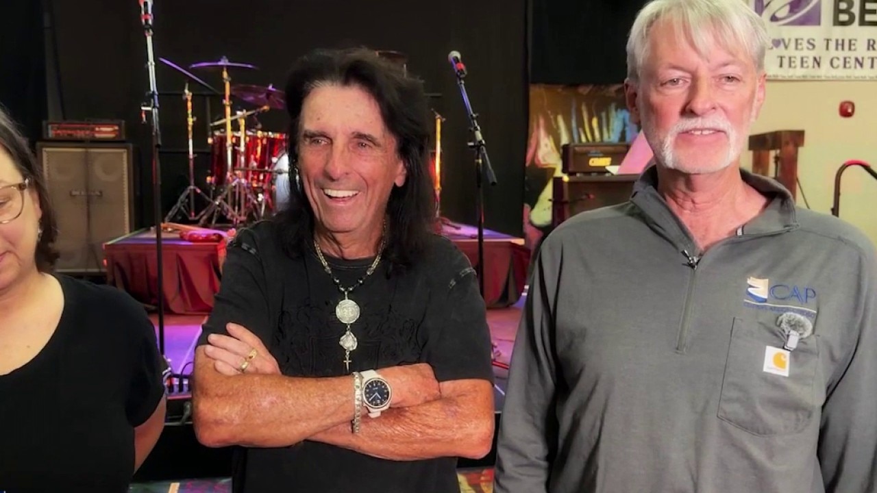 Alice Cooper's credit card found by Arizona grandfather