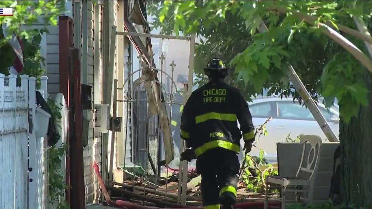 2 Chicago firefighters among 4 injured in massive blaze