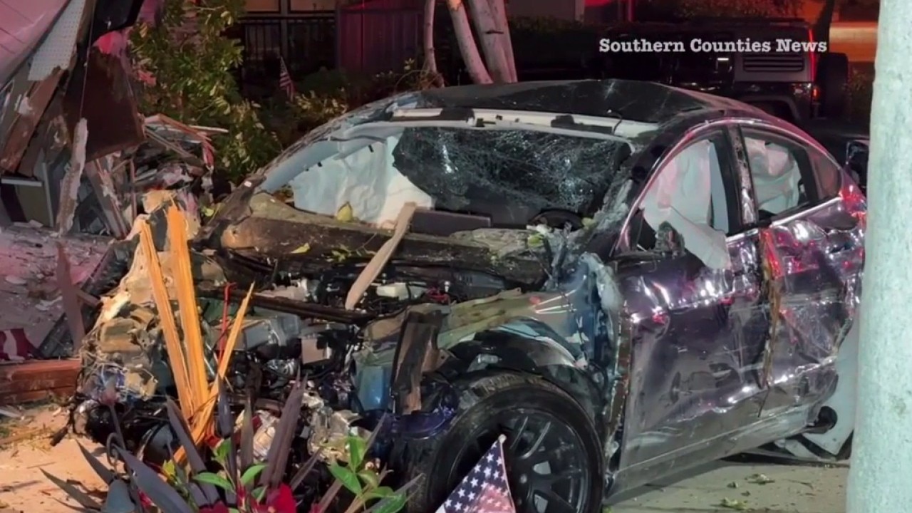 Car crashes into homes in Orange