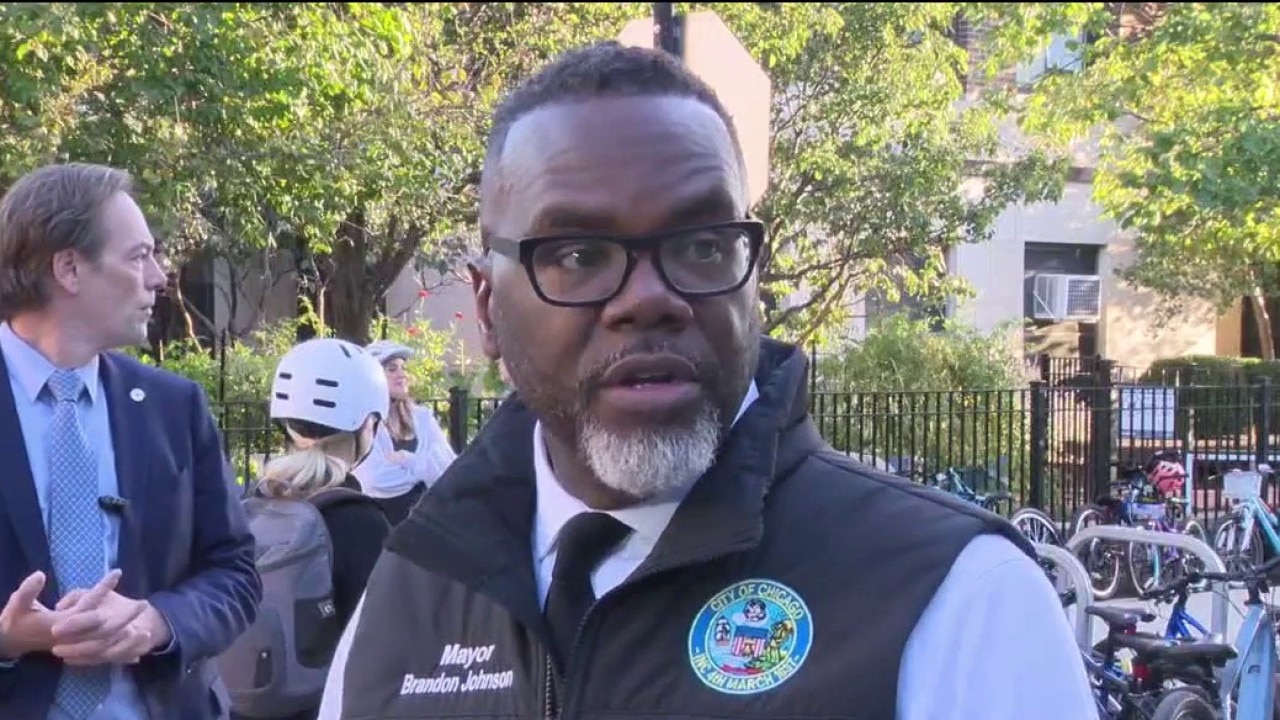 Mayor Johnson joins Chicago students for bike ride to school