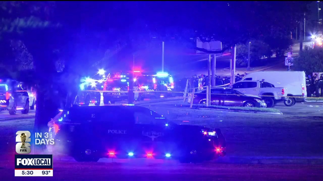 Fort Worth strip mall shooter at large after injuring 4
