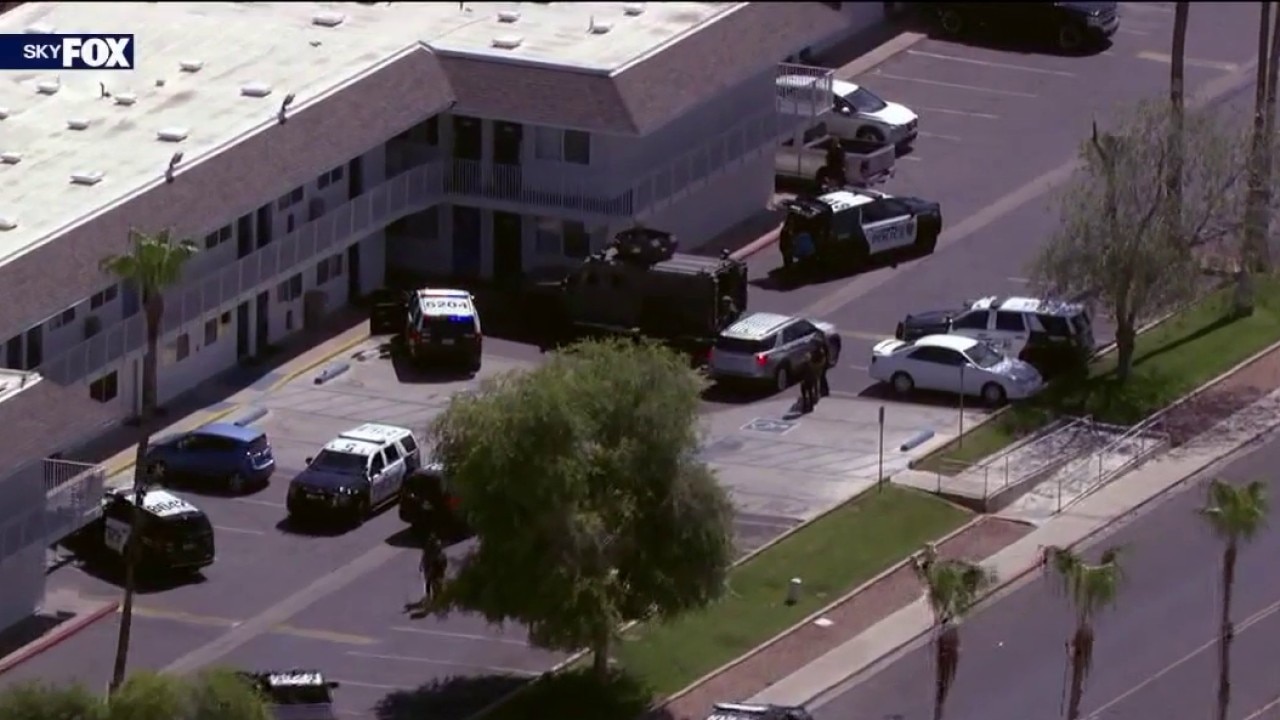 Woman in custody after threatening people with knife at Mesa motel