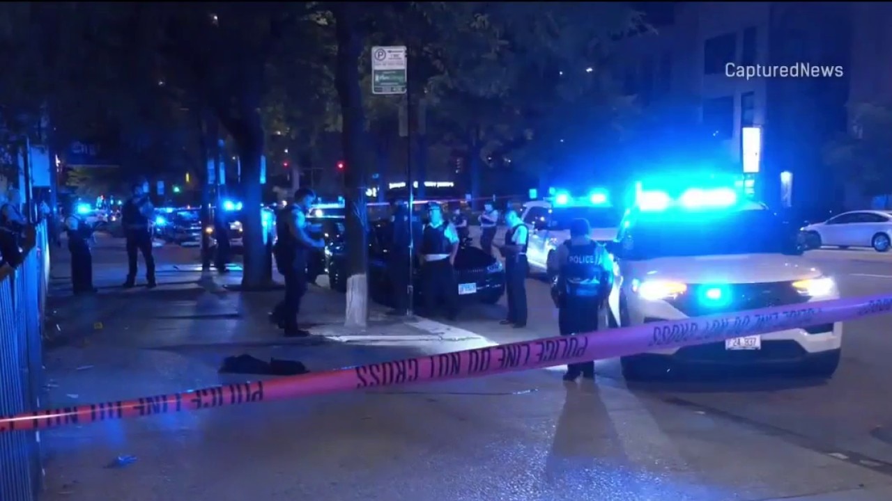 Man shot in Chicago's River North by robbers, police say