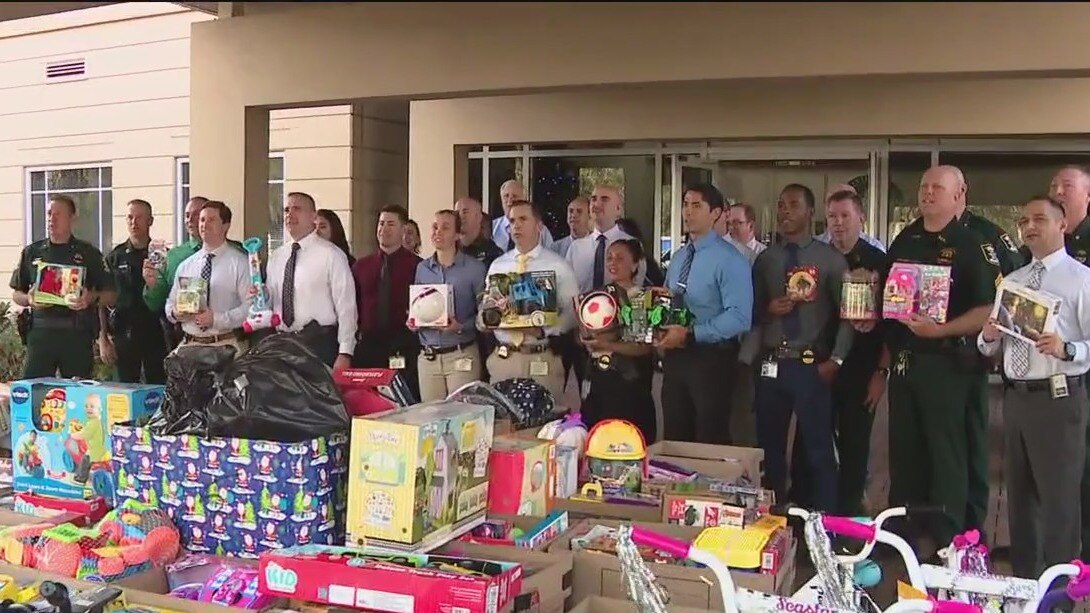 Sarasota Sheriff's Office spreads holiday joy