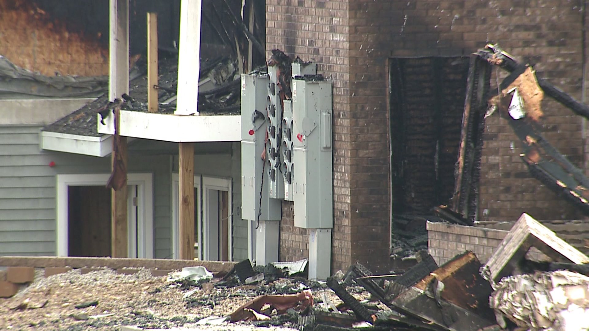 Fire rips through apartment complex in Mukwonago