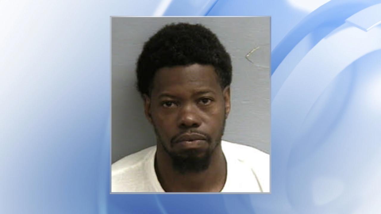 Man accused of escaping federal prison, holding woman hostage in Lee County