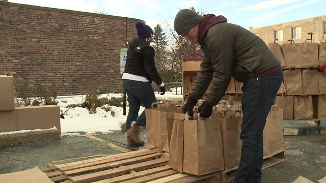 "It`s a really good cause:" Aurora Family Service to provide 3,100 families with Thanksgiving groceries