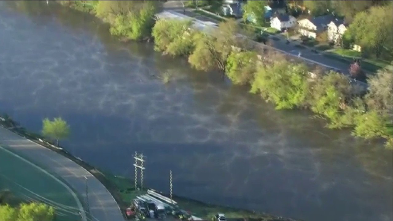 Suburban Chicago flood warning: Volunteers rush to build sandbag walls