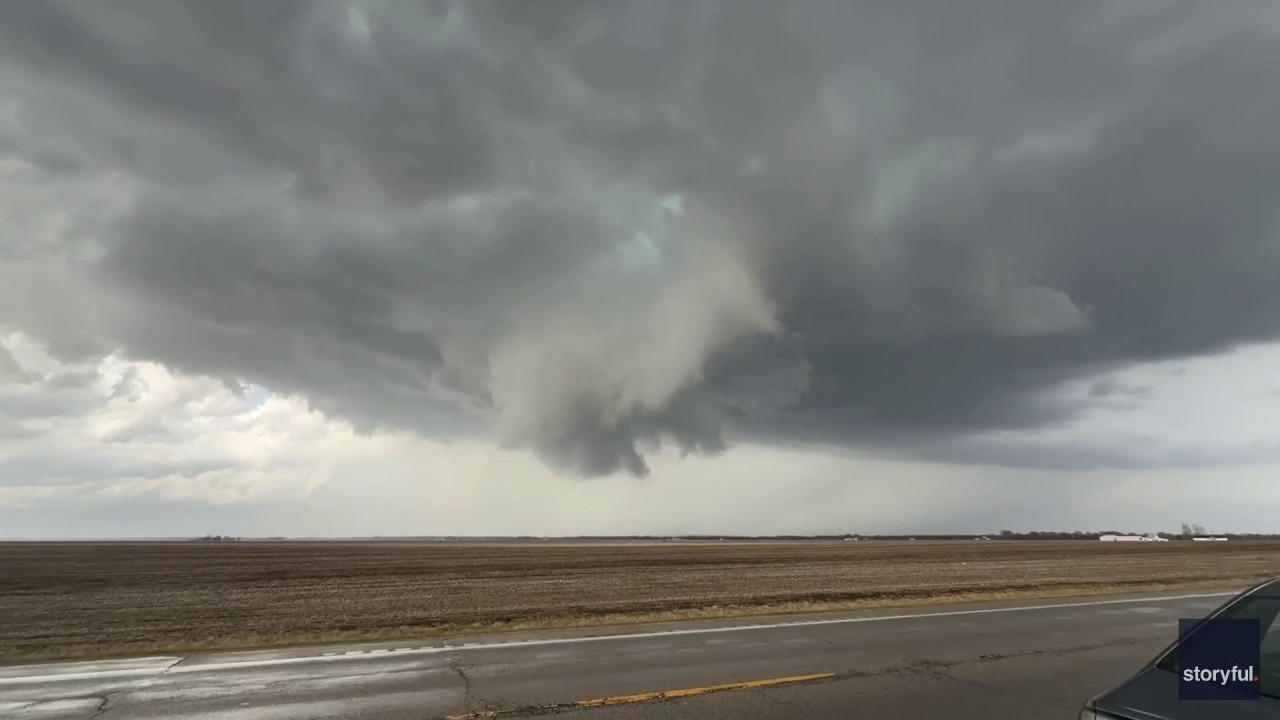 Timelapse captures large rotating wall cloud over Pontiac, Illinois