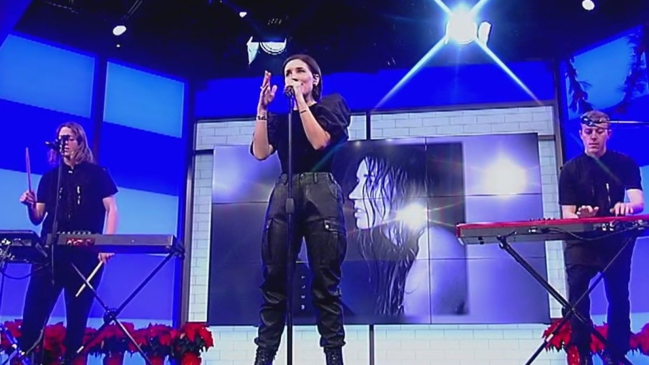 Shaed performs Trampoline