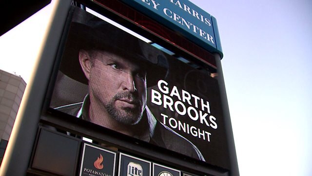 Electrifying: Heavy traffic doesnt stop Garth Brooks fans from savoring concert experience