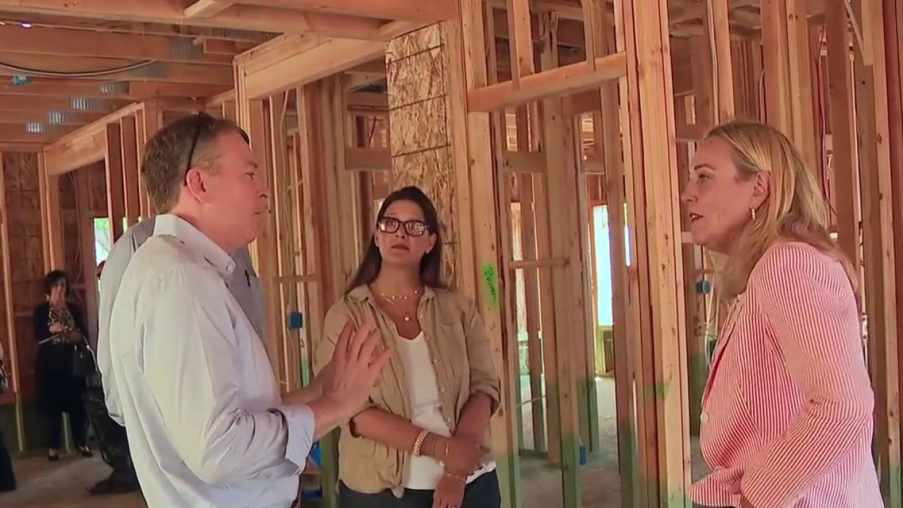 EPA chief tours Altadena mid-rebuild