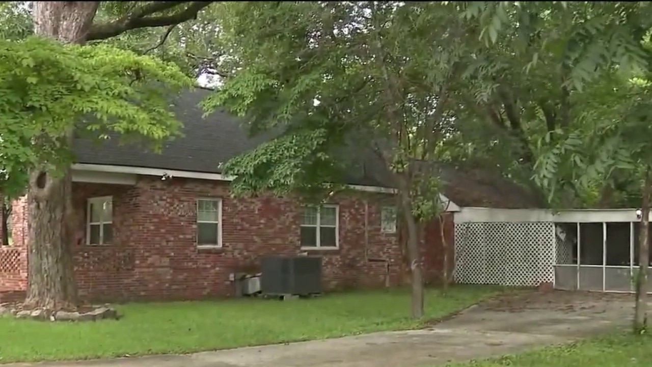 Lithonia carport shooting leaves man dead