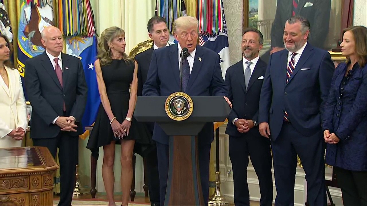 Trump praises Ted Cruz during White House news conference