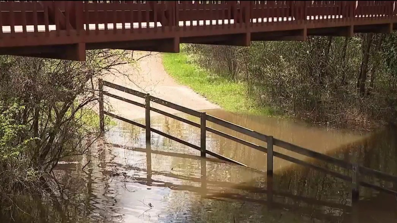Heavy rains lead to major flooding from Des Plaines River  