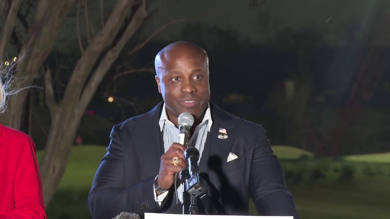 Hunt speaks to supporters after loss in Senate race