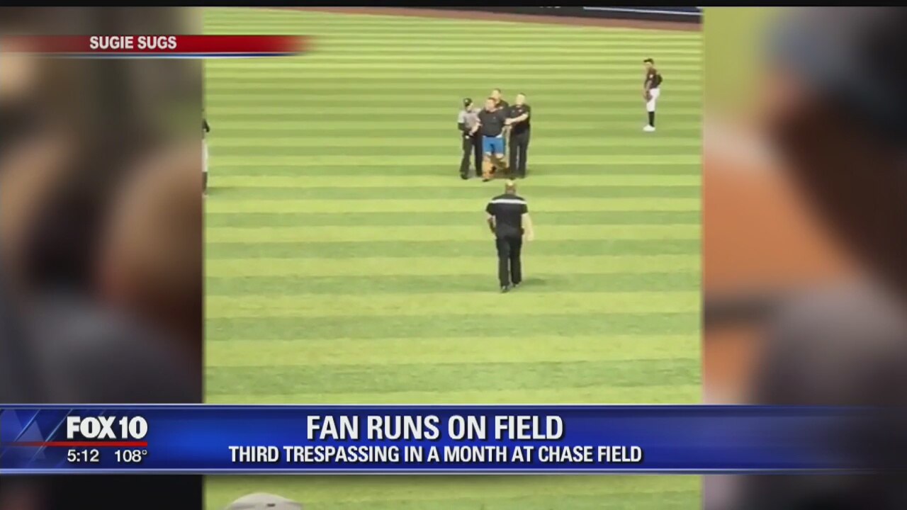 VIDEO: Fan loses pants after running on field during Diamondbacks game