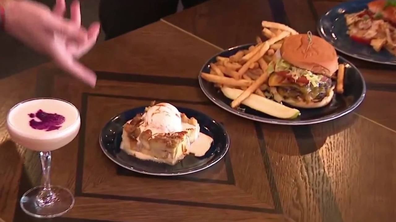 Alpharetta’s Showdown Social deals out winning combination of food and games