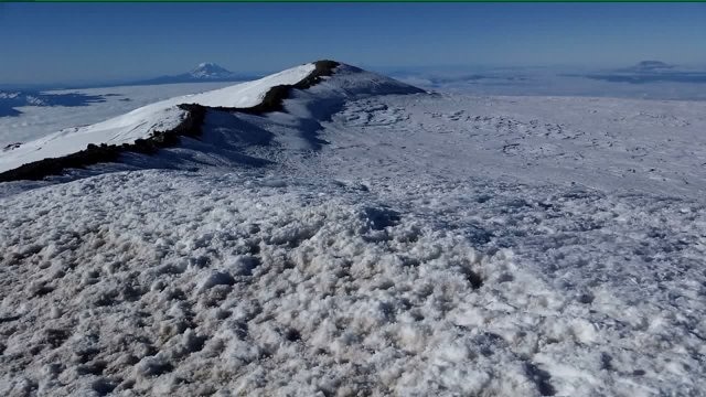 Man speed climbs Rainier