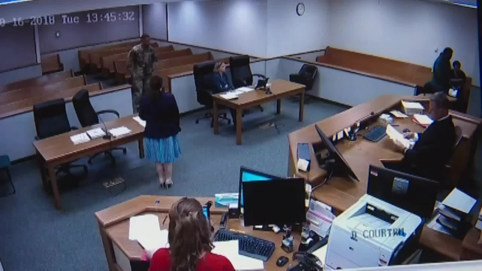 WA___JUDGE_CHASES_DOWN_SUSPECTS__VO___4OGV3X5A.mp4