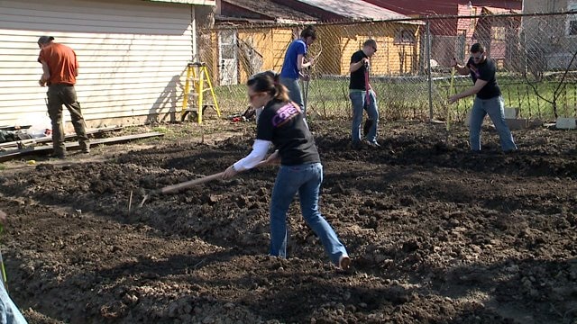 Dozens of kids across Milwaukee participate in "Global Youth Service Day"