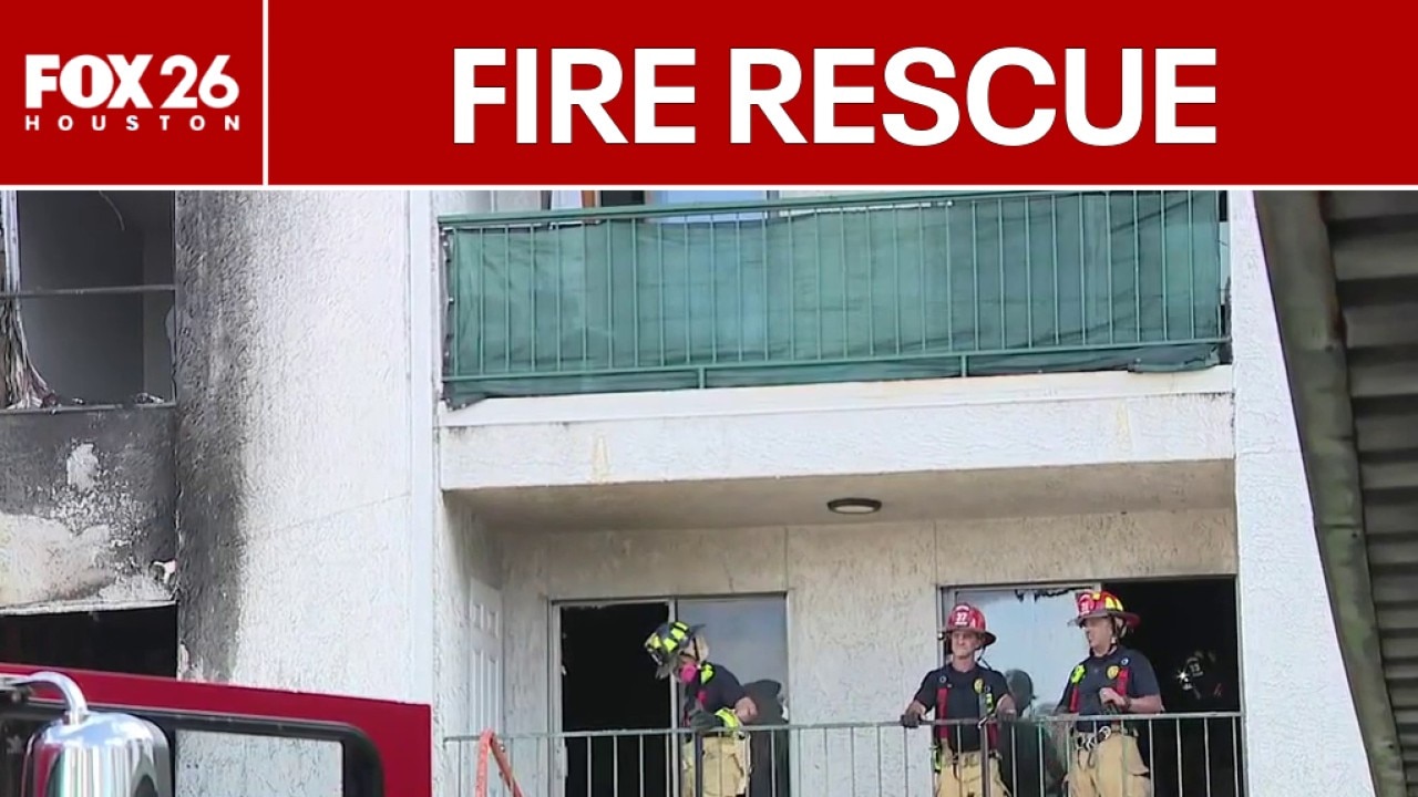 Houston firefighters rescue residents from apartment fire