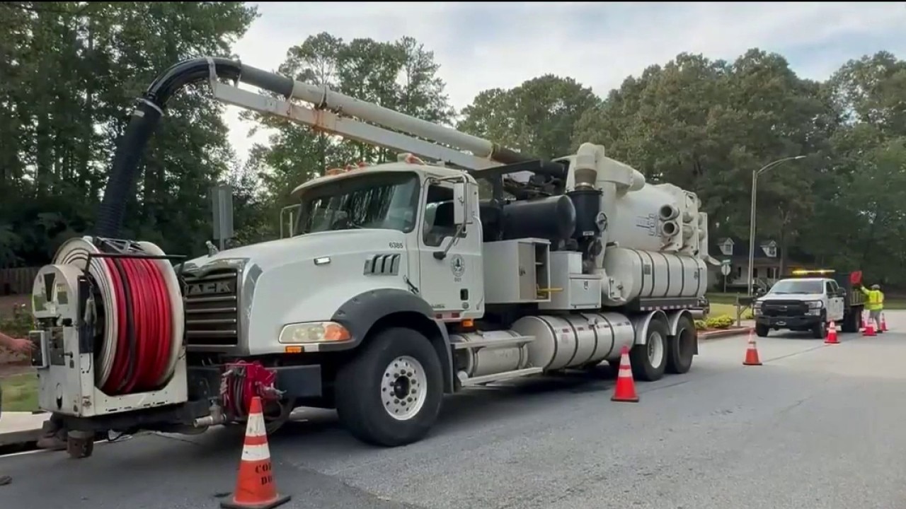 Cobbc rews clearing drains ahead of storm