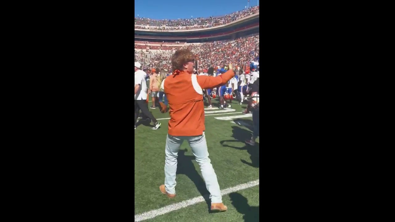 Texas fan on field flips off Florida players