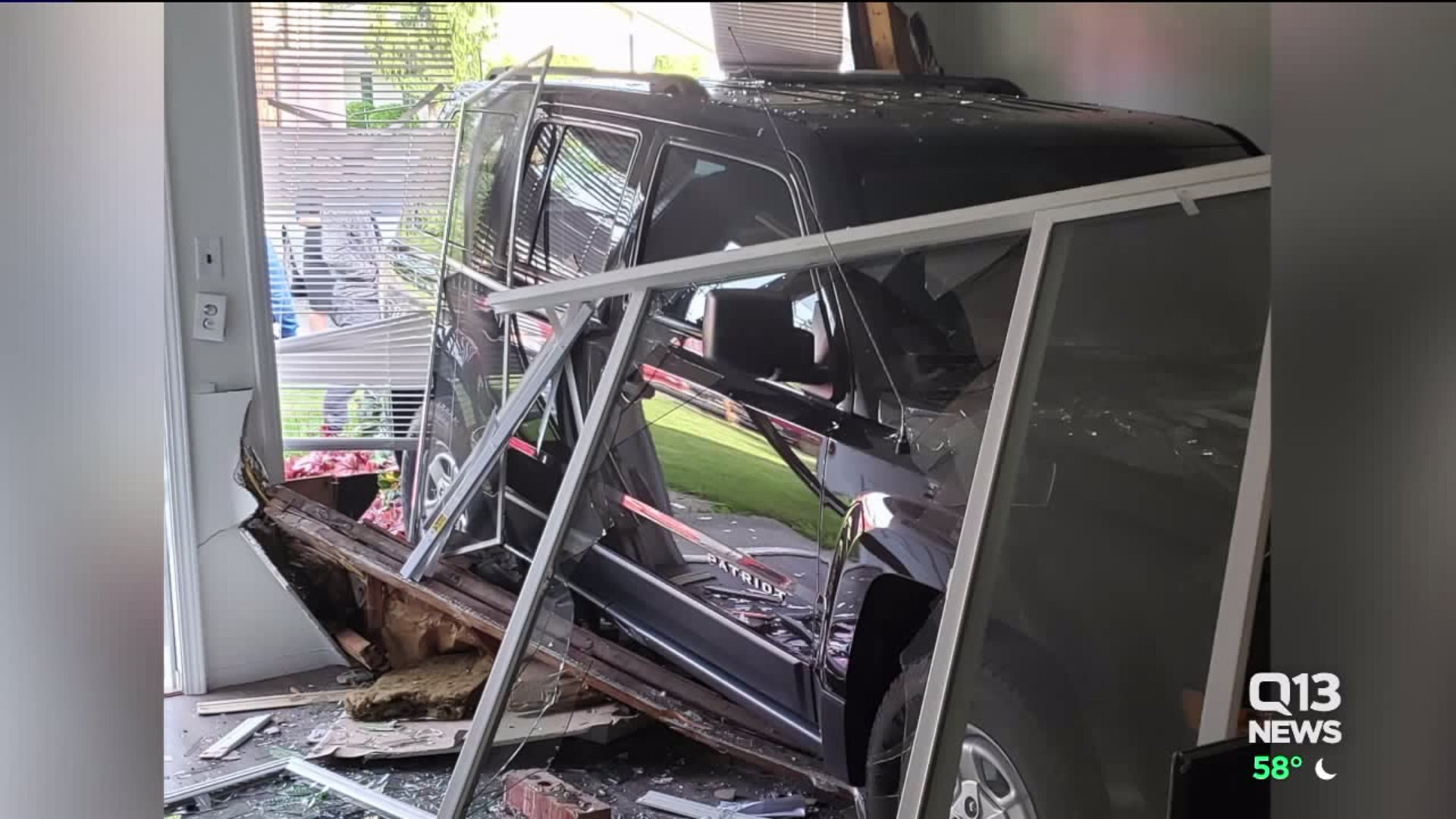 Car Crashes Into Lynnwood Home
