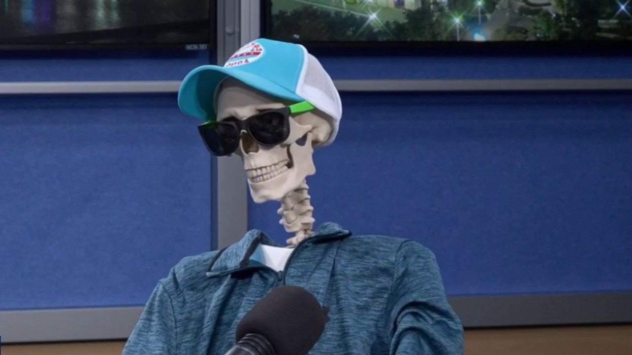 JD Rudd introduces his hilarious skeleton sidekick Ken Bones | ChicagoLIVE Prime-Time