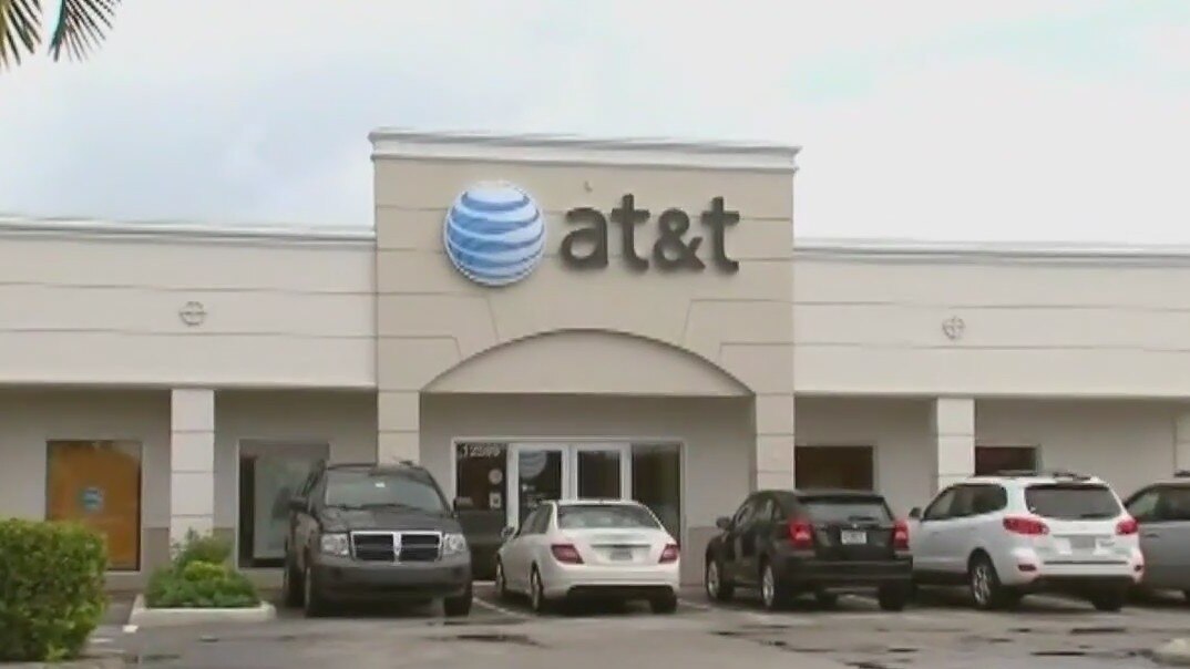 AT&T, Verizon users report outages