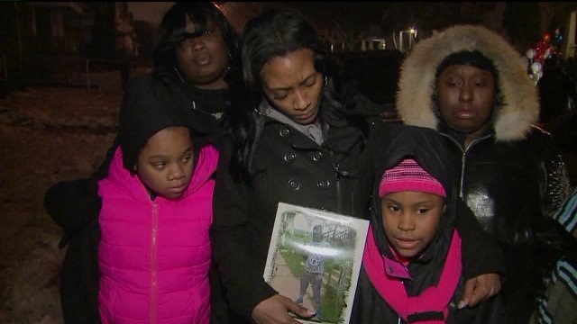Mourners remember Milwaukee`s first 2015 homicide victims at candlelight vigil