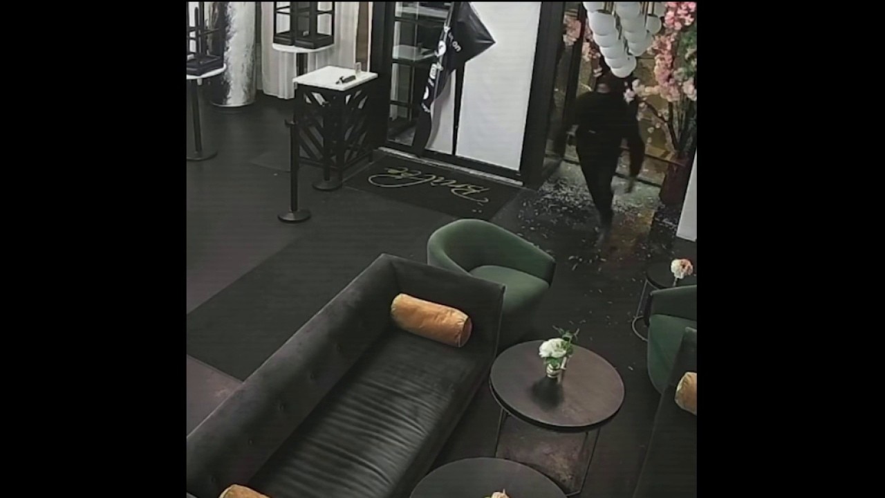 New South Loop restaurant burglarized, suspects sought