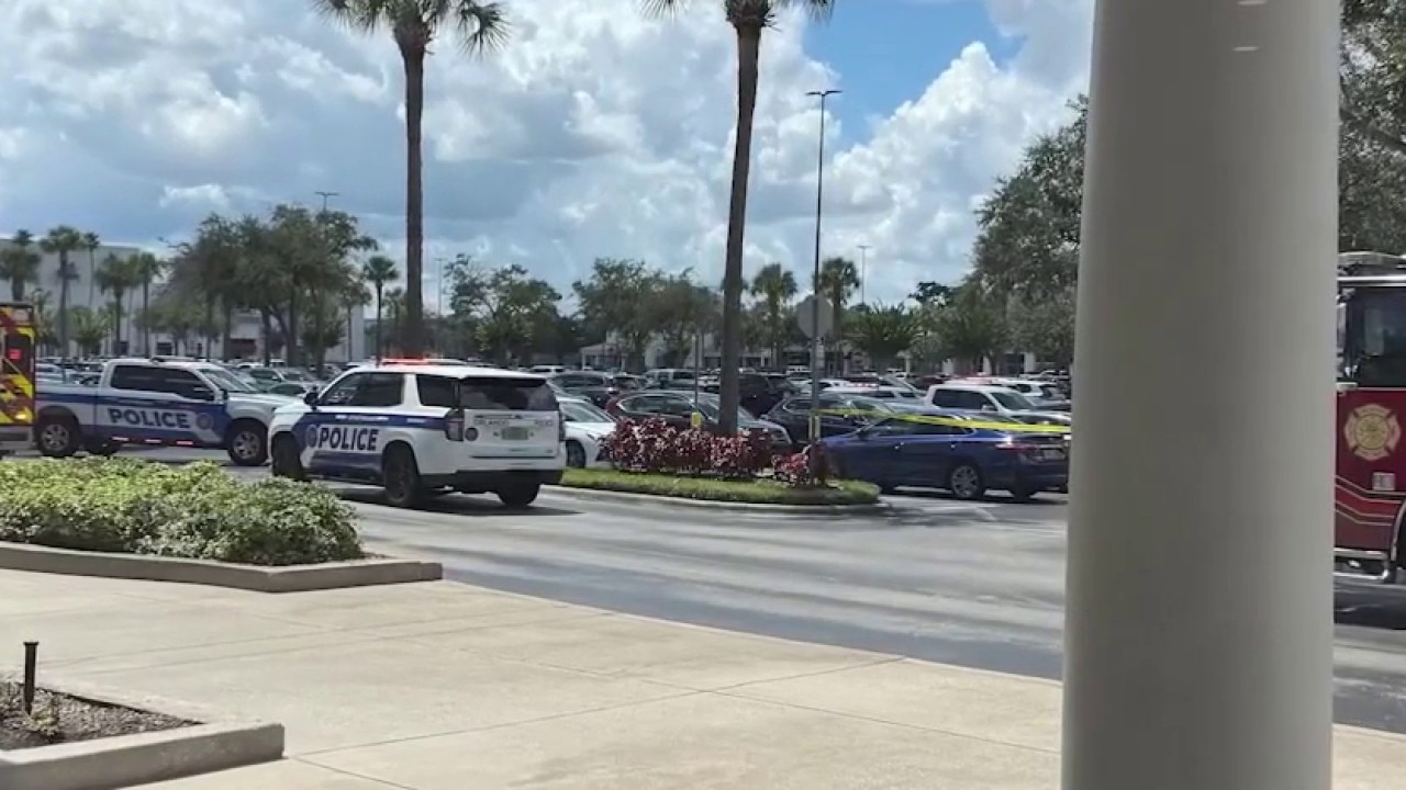 Police swarm Orlando shopping plaza