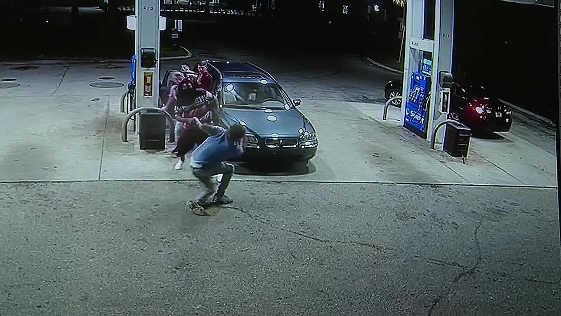 Spring breakers turn tables on armed robber, threatening him with his gun