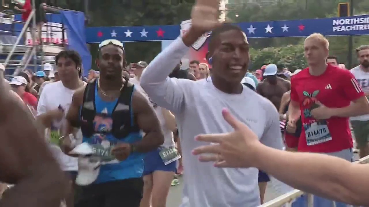 FOX 5 Storm Team's Jonathan Stacey starts the race