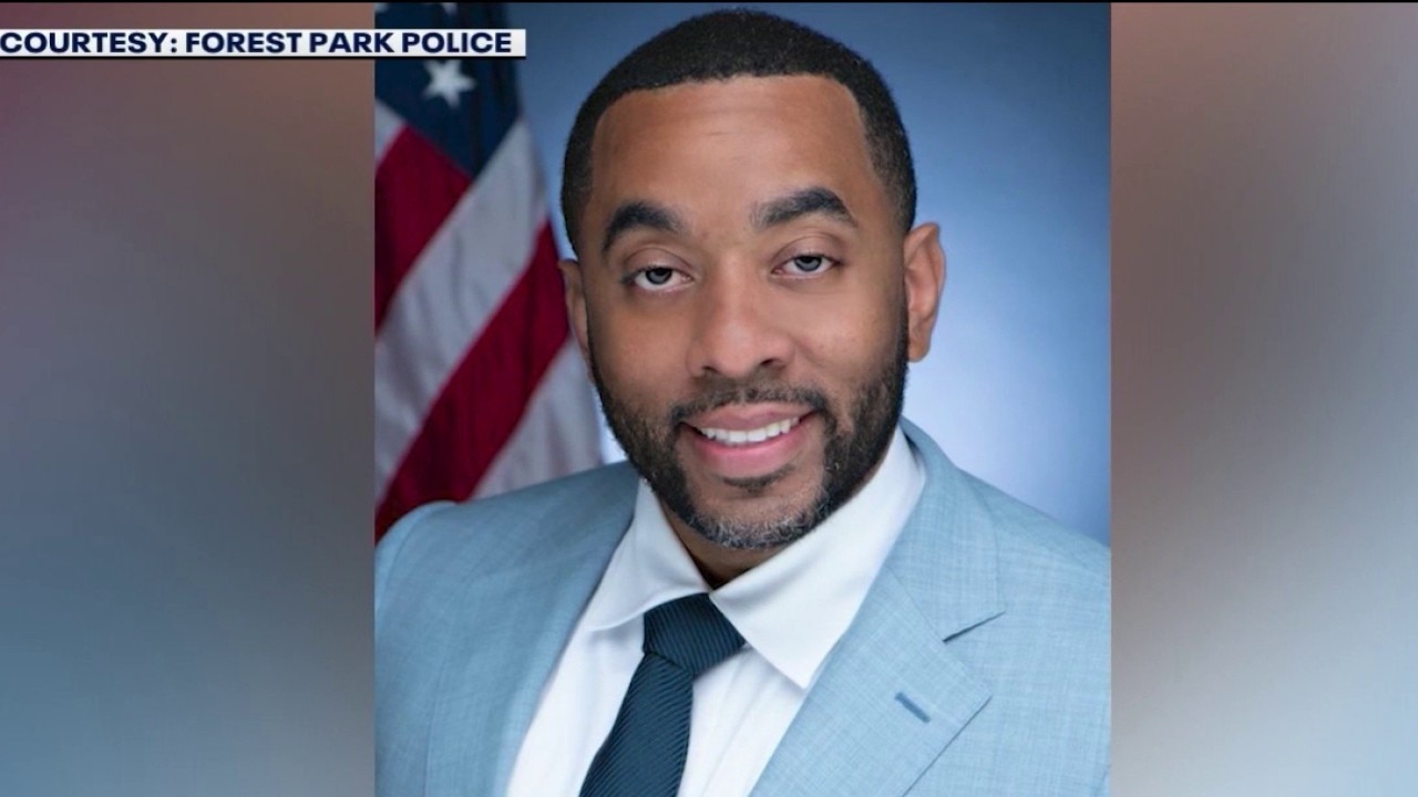 Cleared chief locked out of city hall by manager