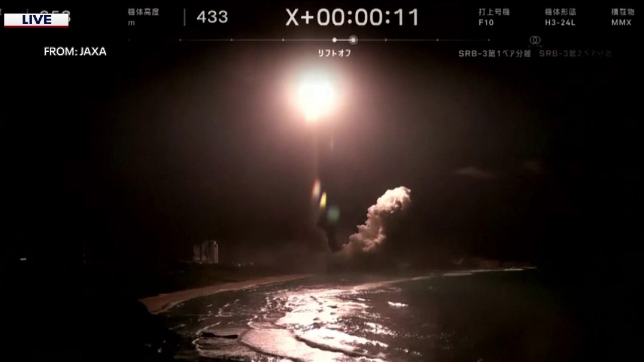 Mission to grab piece of Mars' moon begins