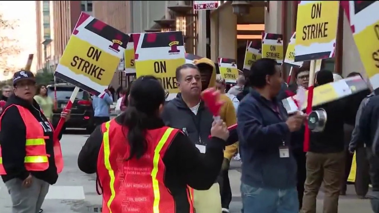 Chicago hotel workers strike as marathon weekend brings thousands to the city