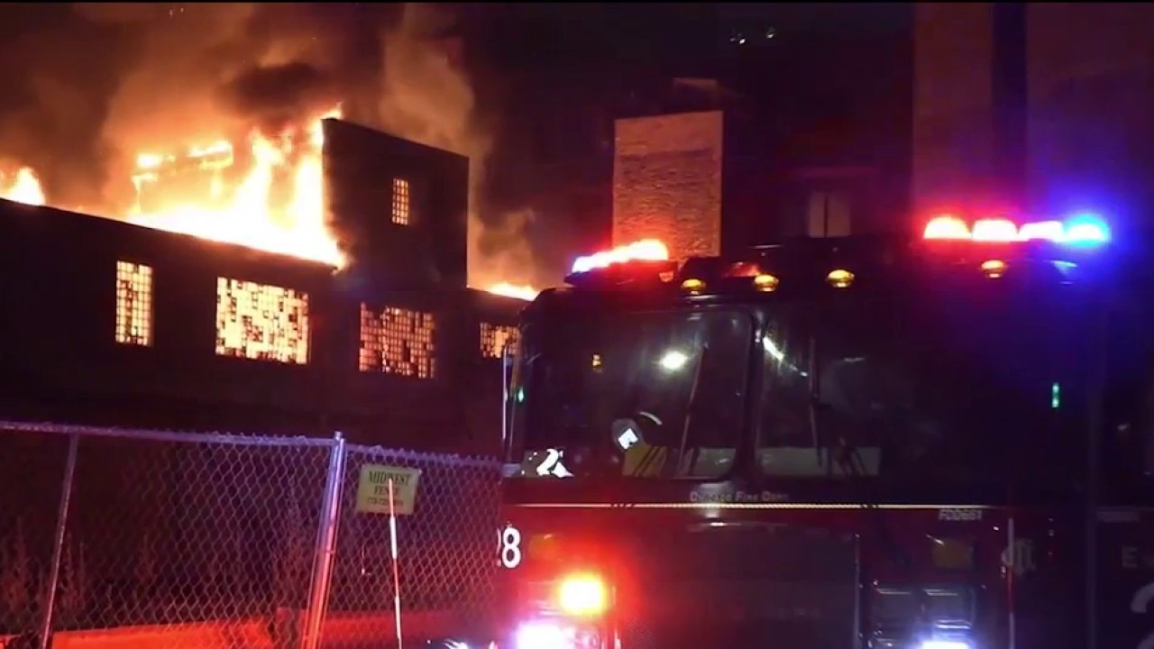 Massive fire breaks out on Chicago's Near South Side