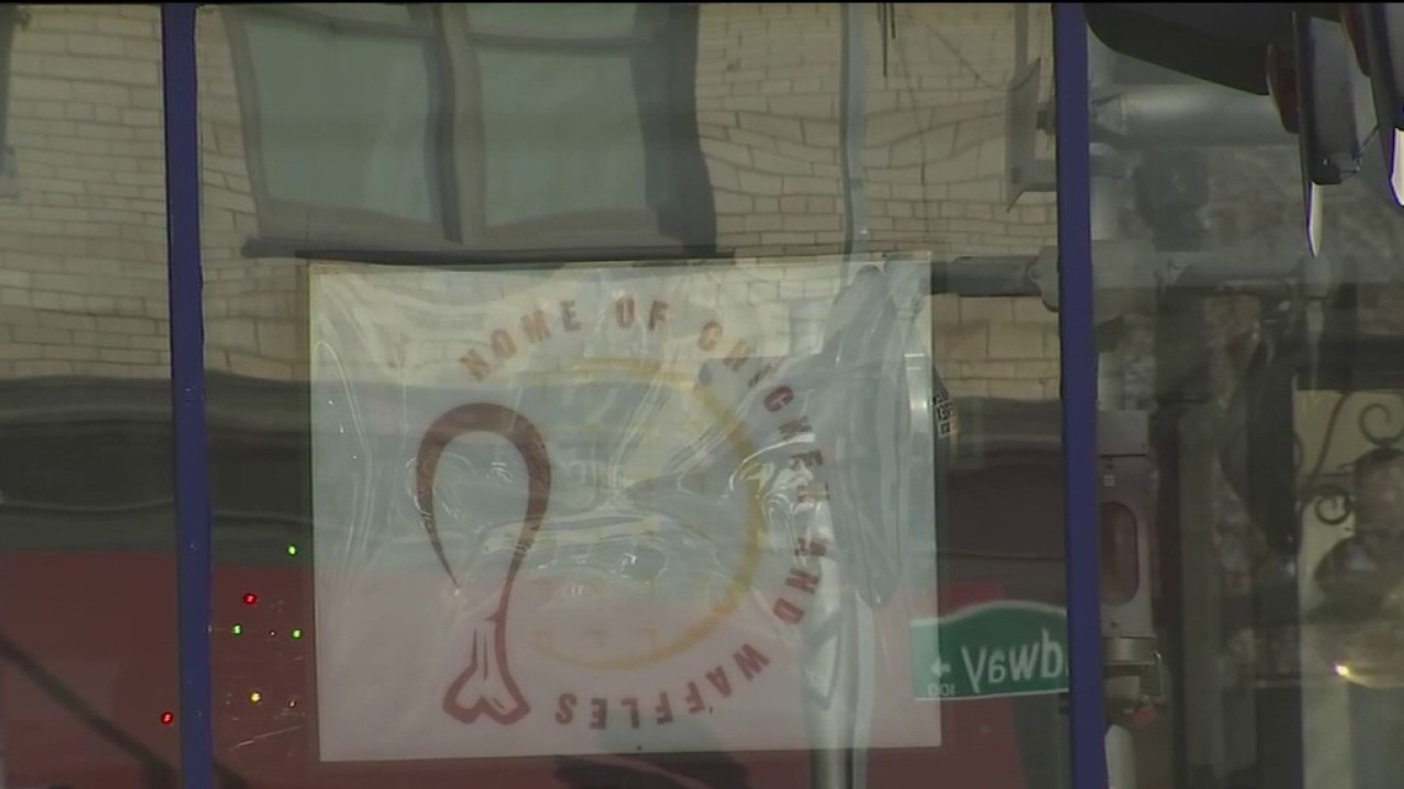 Oakland's Home of Chicken and Waffles closing