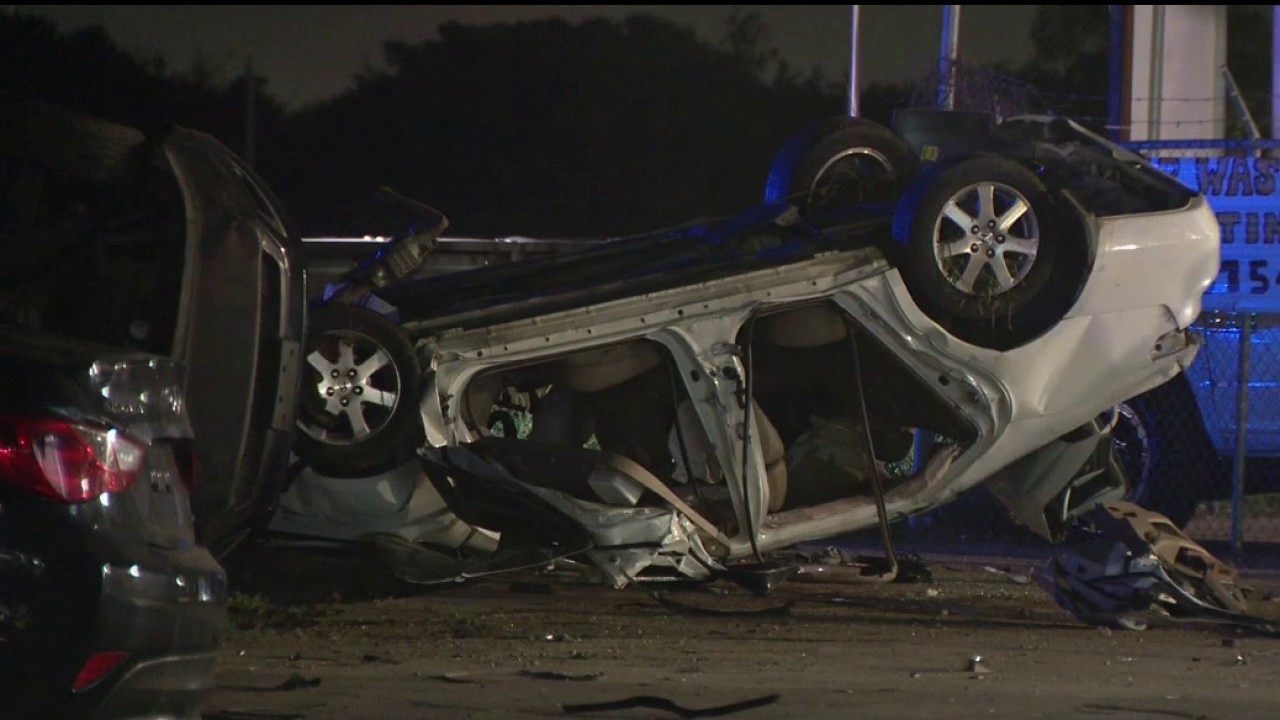 Woman dies in overnight crash in West Dallas