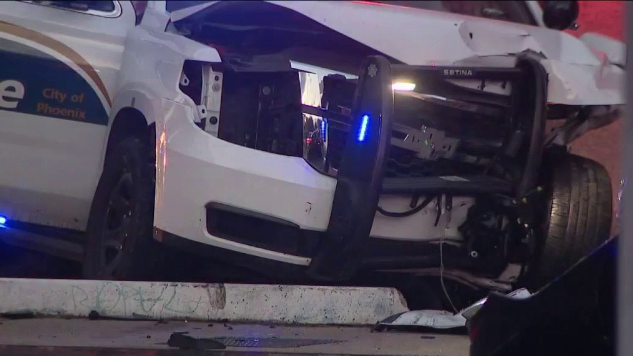 2 officers hurt in Phoenix crash