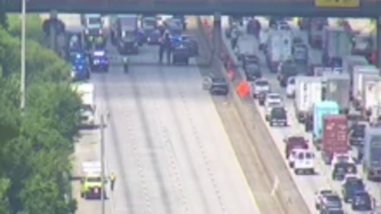 Wreck shuts down I-85 north bound in Fulton County